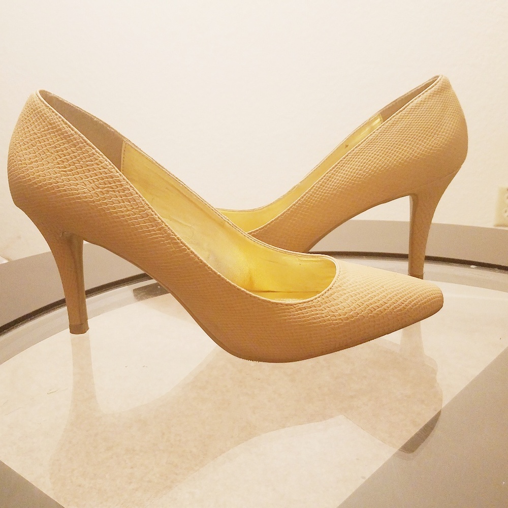EUC 1.4.3 Girl Owanda Pump Heels. Size: 9